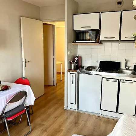 2 Pieces En Etage Eleve, Centre-ville Au Calme, Petite Vue Appartement *