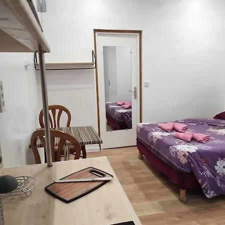 Lyonnais Hostal *