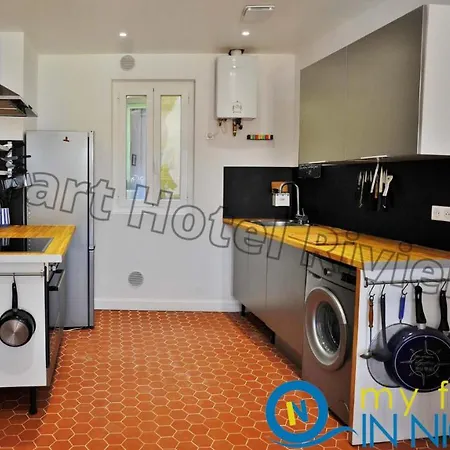 Apartment Riviera: Spacious 3-bedroom With Sea View In Old Town