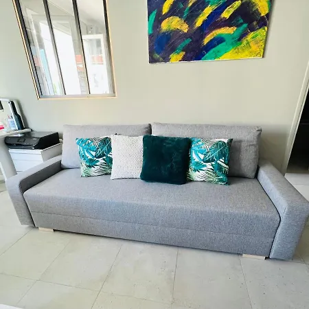 Apartment Cozy West Side Balcony Flat: Airport & Beach Proximity *