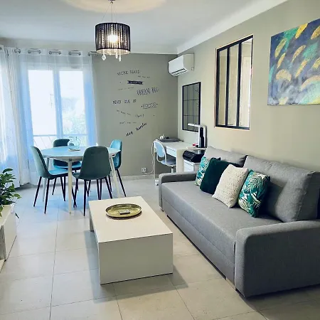 Cozy West Side Balcony Flat: Airport & Beach Proximity