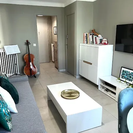 Apartment Cozy West Side Balcony Flat: Airport & Beach Proximity *