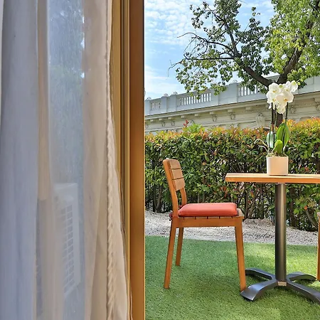Petit Palais Otel