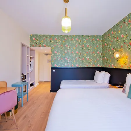 La Promenade Hotel