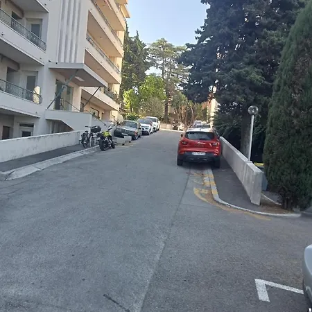 Centre- Small Pied-a-terre Near Beaches