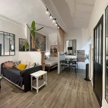 Modern Old Town Apartment *