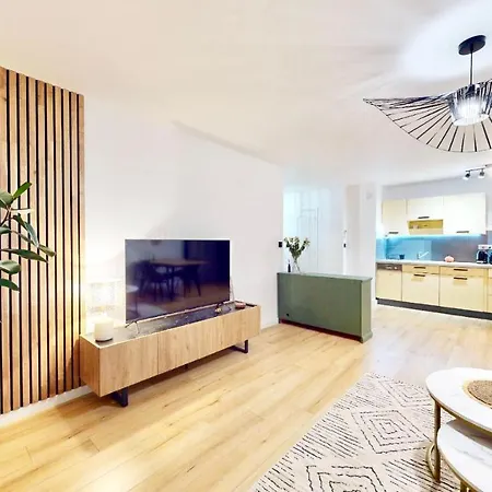 Cosy, 1 Bedroom Near Port Apartment Nice