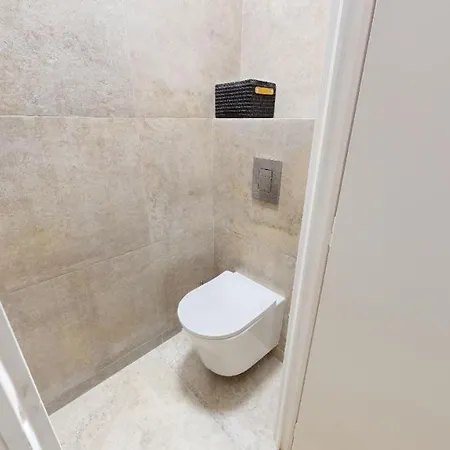 Cosy, 1 Bedroom Near Port Apartment Nice