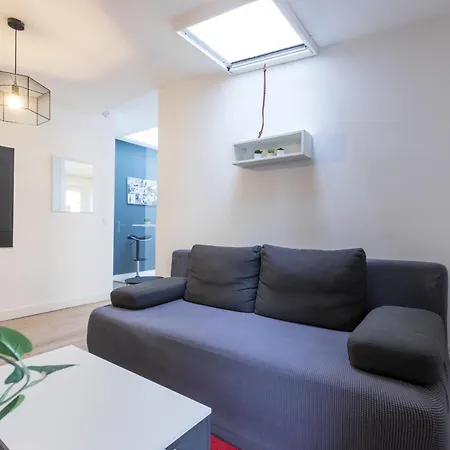 Magenta Square 1 Bdr With Ac Nice