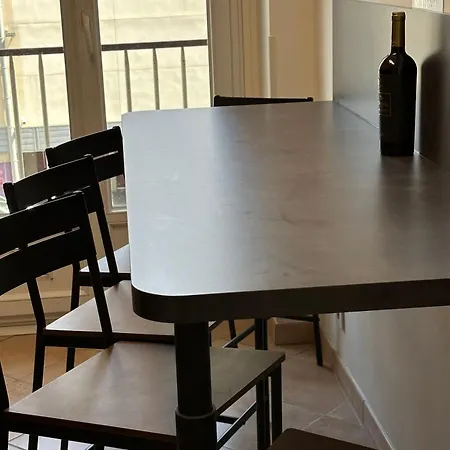 Apartment The Nice: Cozy 3-room Airport Getaway *