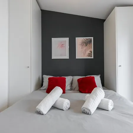 Magenta Square 1 Bdr With Ac Apartment