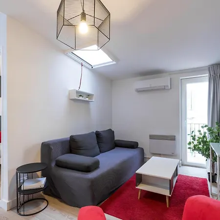 Magenta Square 1 Bdr With Ac