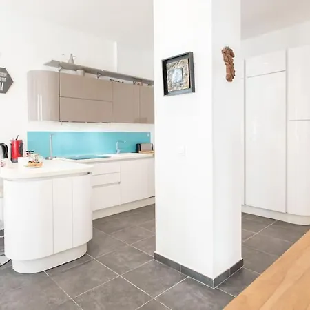 Apartment #22 Emma 2bdr Balcony Center Town 2mins Tramway *