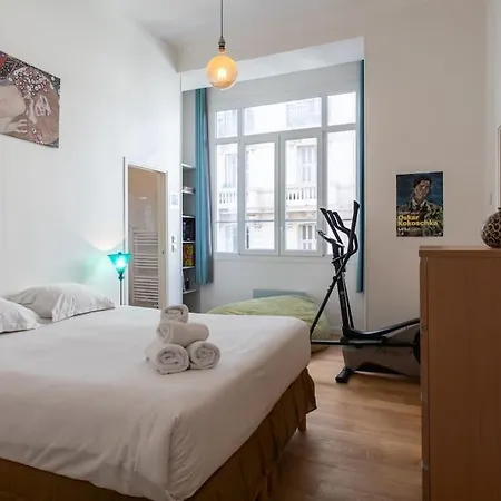 #22 Emma 2bdr Balcony Center Town 2mins Tramway Apartment
