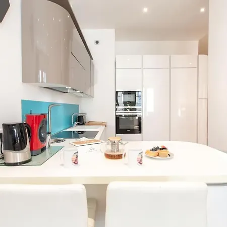 #22 Emma 2bdr Balcony Center Town 2mins Tramway Apartment *