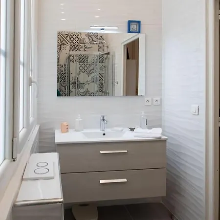 #22 Emma 2bdr Balcony Center Town 2mins Tramway Apartment *