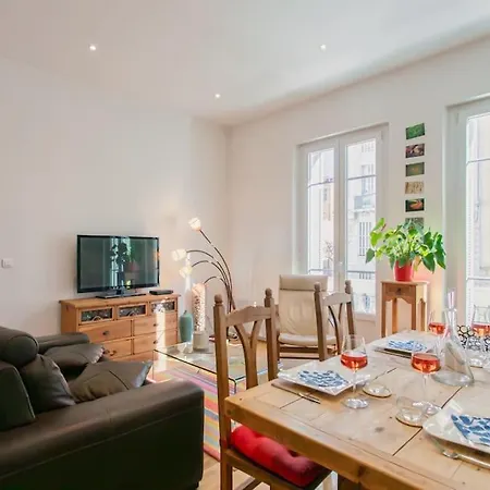 #22 Emma 2bdr Balcony Center Town 2mins Tramway Apartment