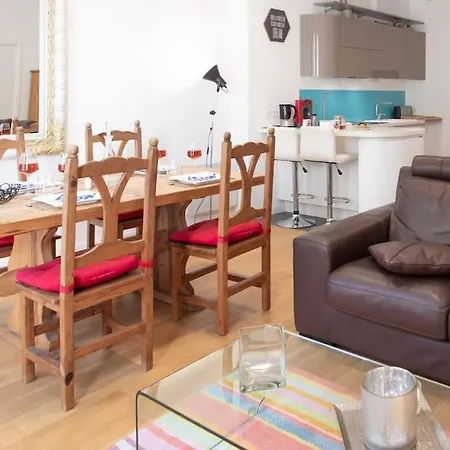 #22 Emma 2bdr Balcony Center Town 2mins Tramway Apartment *