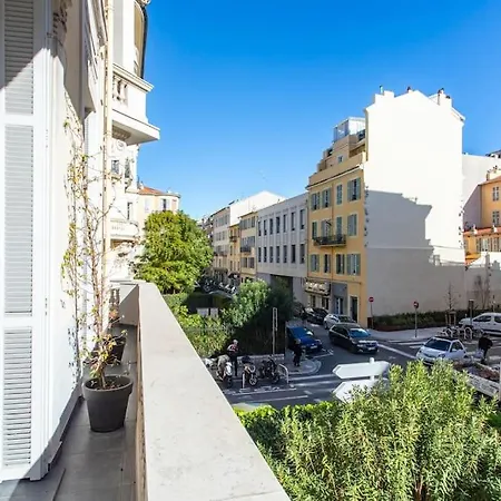 #22 Emma 2bdr Balcony Center Town 2mins Tramway Apartment