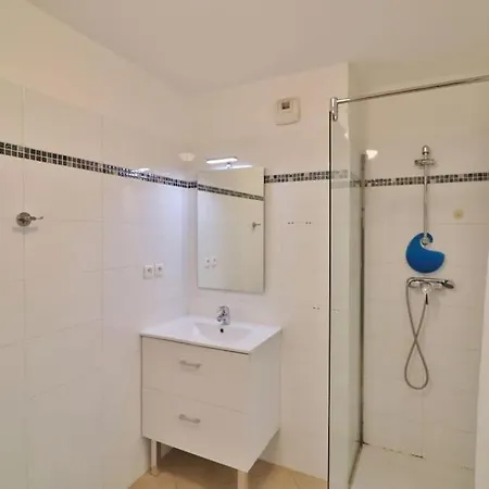 Apartment Beautiful Flat With Sunny Garden In Heart Of Le Port