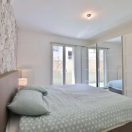 Beautiful Flat With Sunny Garden In Heart Of Le Port Apartment *