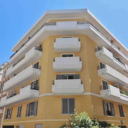 Beautiful Flat With Sunny Garden In Heart Of Le Port