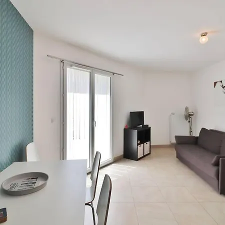 Apartment Beautiful Flat With Sunny Garden In Heart Of Le Port Nice