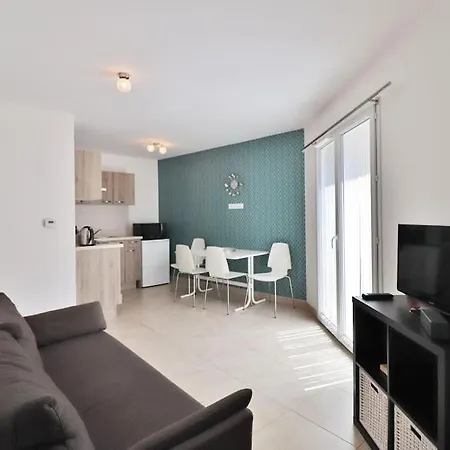 Beautiful Flat With Sunny Garden In Heart Of Le Port Apartment Nice