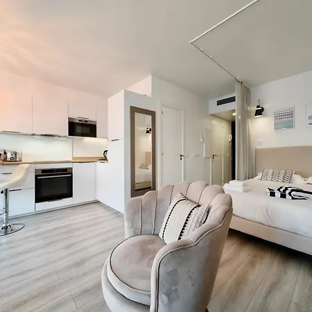 Royal Lux Seaview By Guys Nice