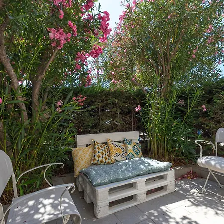 Promenade Des 2 Bdr Large Terrace Apartment
