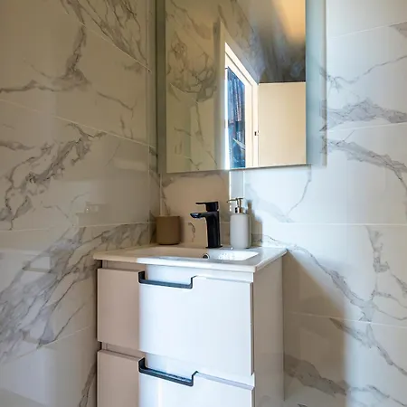 304 B Charming 2 Refurbished Super Apartment