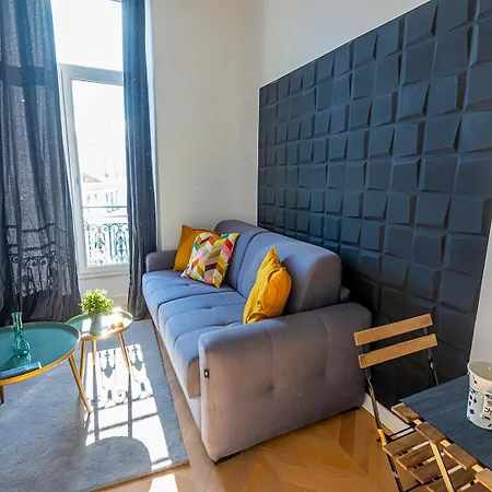 304 B Charming 2 Refurbished Super Apartment