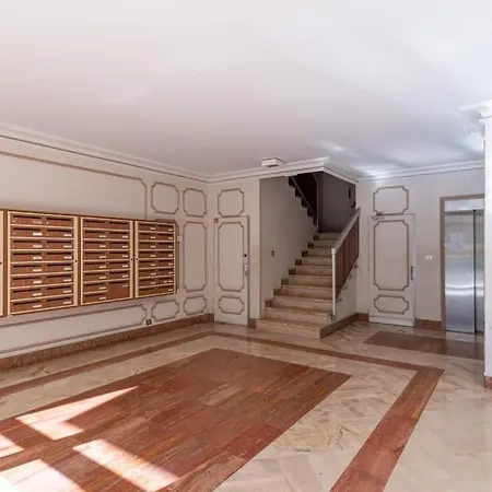 Joffre 2-4 - Bright Central 1 Bedroom Near Massena Apartment