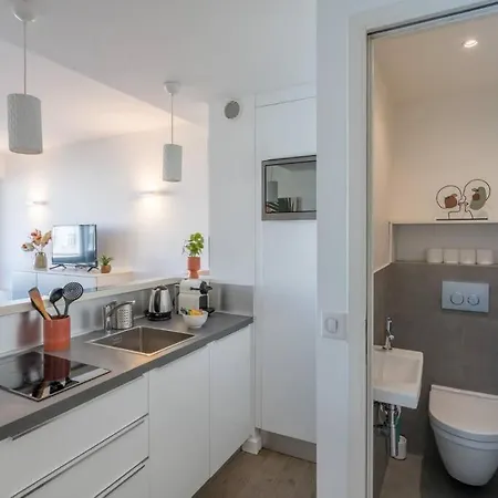 Joffre 2-4 - Bright Central 1 Bedroom Near Massena