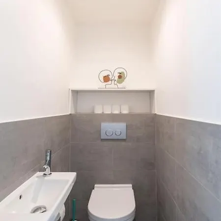 Joffre 2-4 - Bright Central 1 Bedroom Near Massena