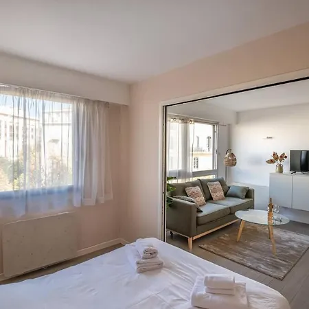 Joffre 2-4 - Bright Central 1 Bedroom Near Massena *