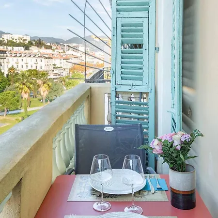 Pj - Dine On The Balcony At A Sleek Writer's Loft And Enjoy The View Apartment