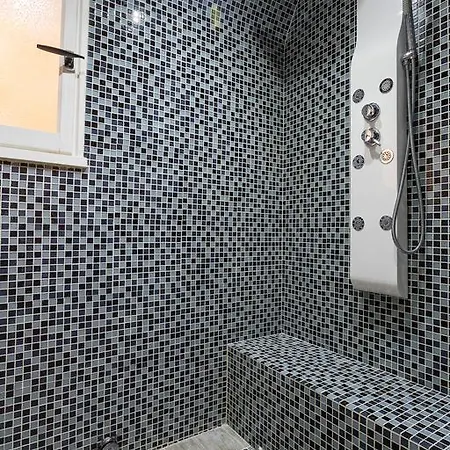 Senat Apartment *