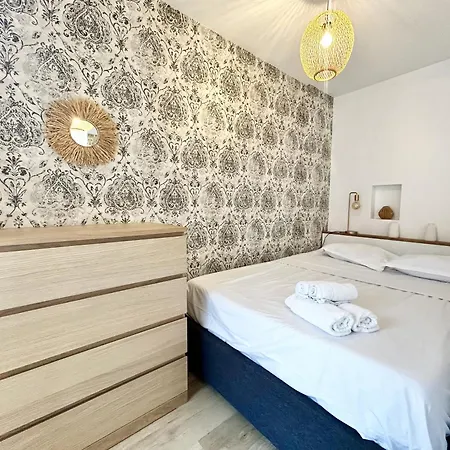 Apartment Riviera: Quiet With Ac And Terrace In Carré D'or