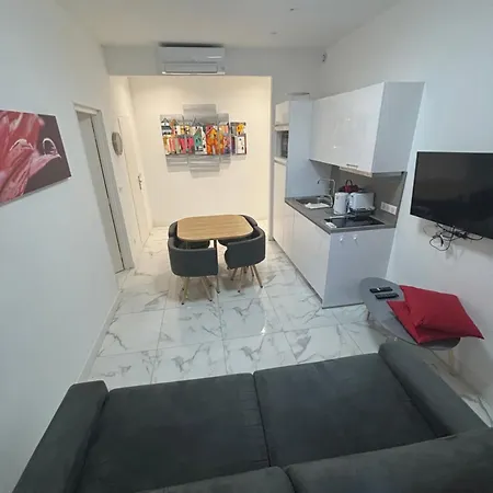 4 Couchages Idealement Place Promenade Des Anglais / Cours Saleya Nice