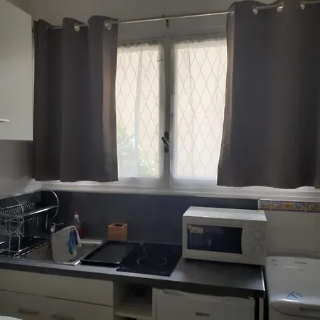 Centre- Small Pied-a-terre Near Beaches Apartment *