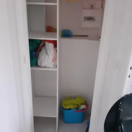 Centre- Small Pied-a-terre Near Beaches Apartment *