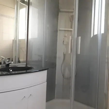 Centre- Small Pied-a-terre Near Beaches * Nice