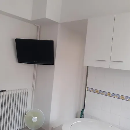 Centre- Small Pied-a-terre Near Beaches Apartment