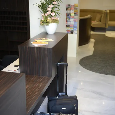 Otel & Monsigny