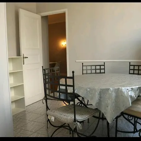 Appartement 105, Promenade