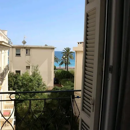 Appartement 105, Promenade