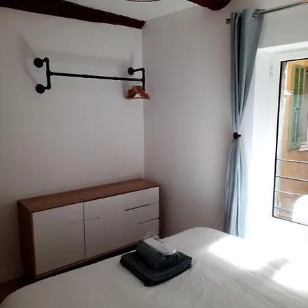 Apartman Beautiful Old Town Flat, Near The Nizza