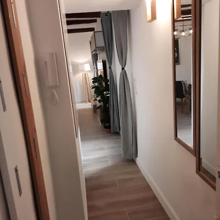 Beautiful Old Town Flat, Near The
