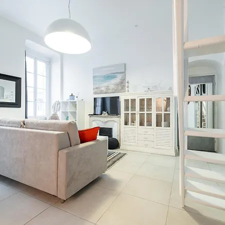 Apartment La Petite Chaise Bleue *